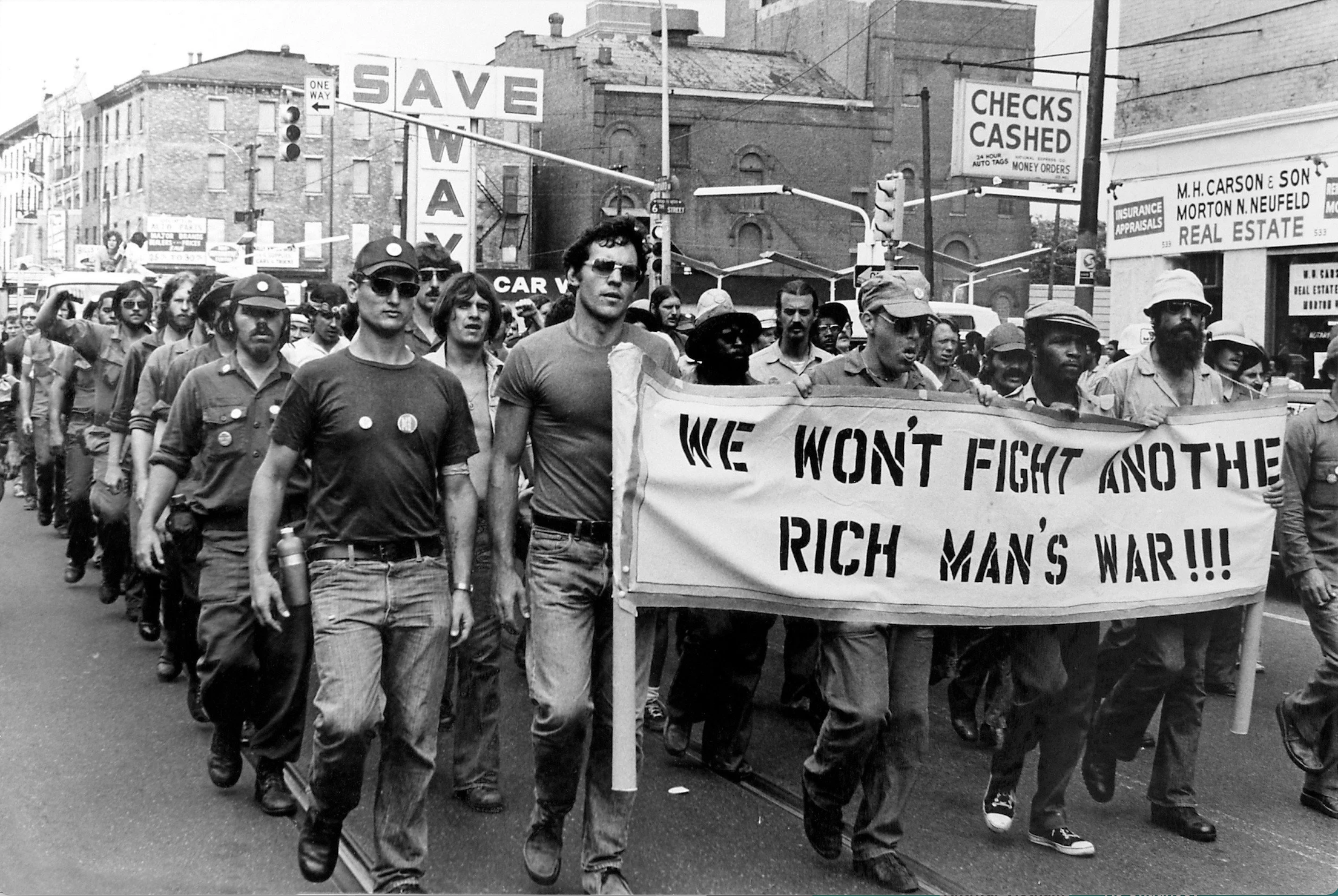 Photo of antiwar Vietnam veterans holding a banner that says: "We Won't Fight Another Rich Man's War!!!"